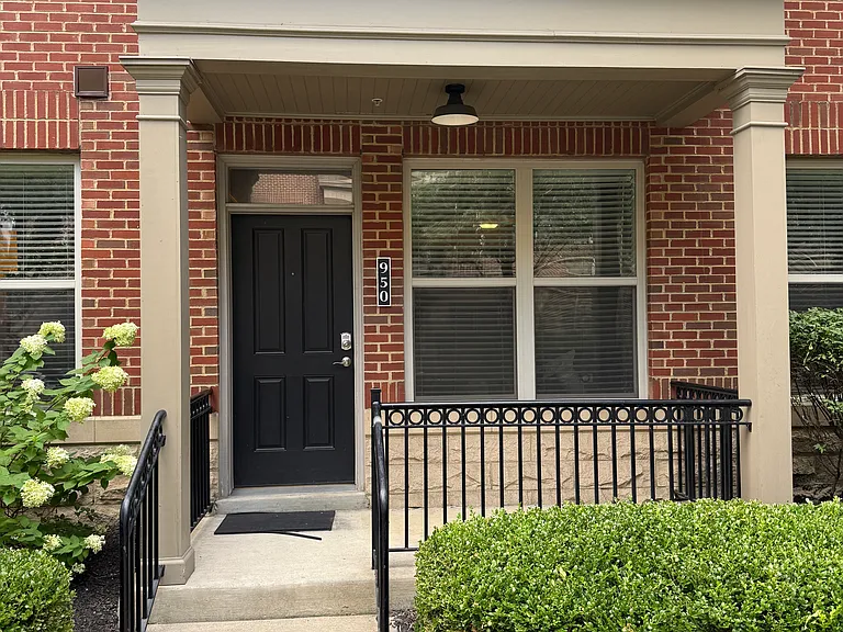 950 Perry St — Photo 1