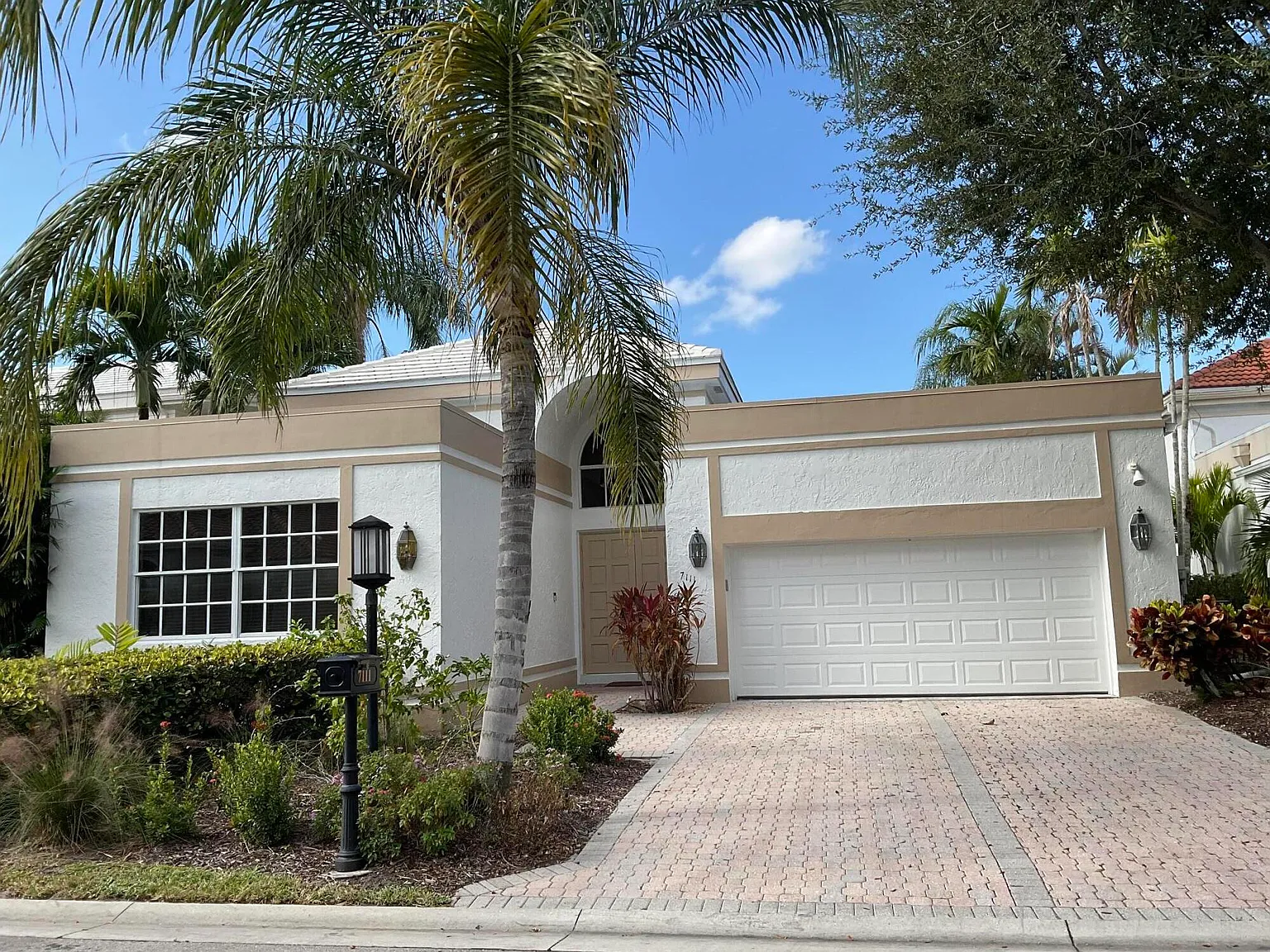 3 bed, 2.5 bath, 2748 sqft, $16,000 — Photo 2