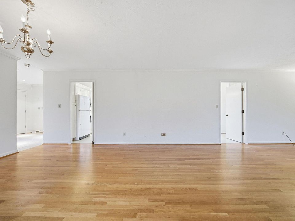 22nd image of 2044 Manor Dr