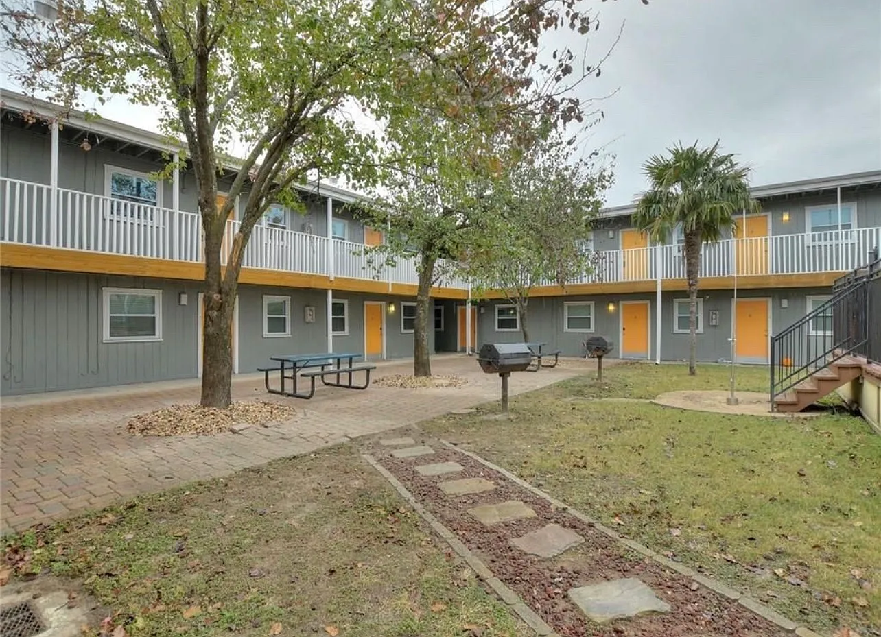 2 bed, 820 sqft, $1,500 — Photo 4