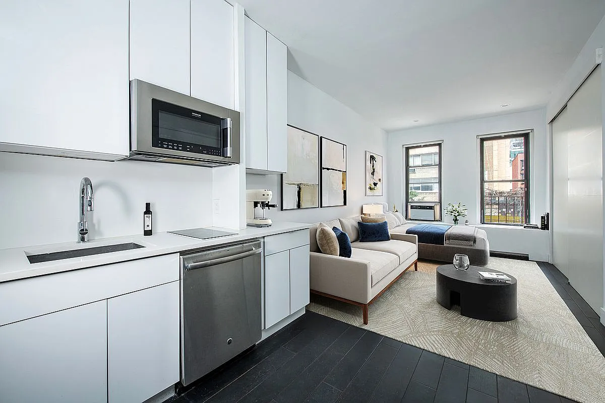 237 E 54th St APT 2B photo 1