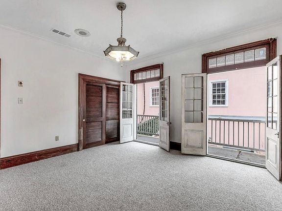 4th image of 401 Burgundy St #5