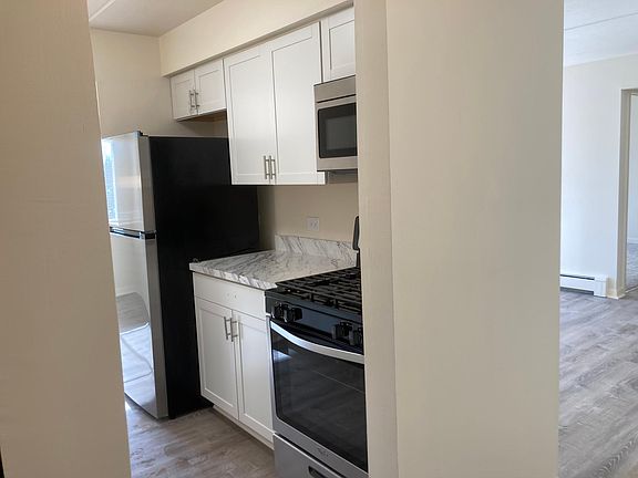 3rd image of 7117 W 93rd St