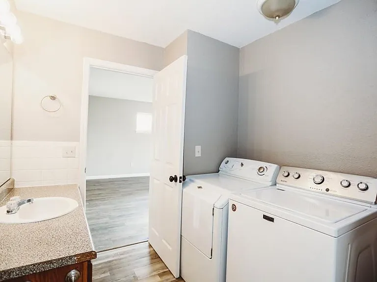 494 N Main St #B — Photo 14