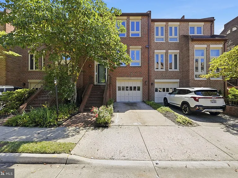 10153 Turnberry Pl — Photo 1