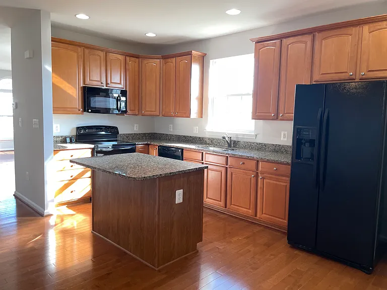 1602 Wilcox Ave — Photo 3