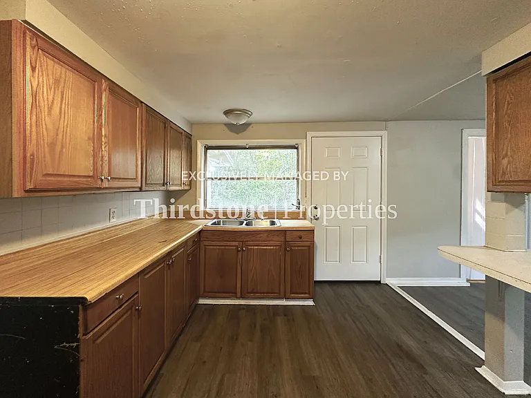 6965 Lorain St — Photo 4