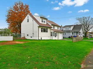 46 Melbourne Ct, Woodbridge, NJ 07095