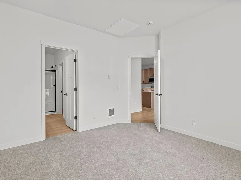 1172 Mullan — Photo 11