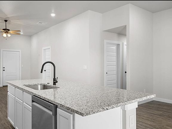 5th image of 2123 Langford Ave