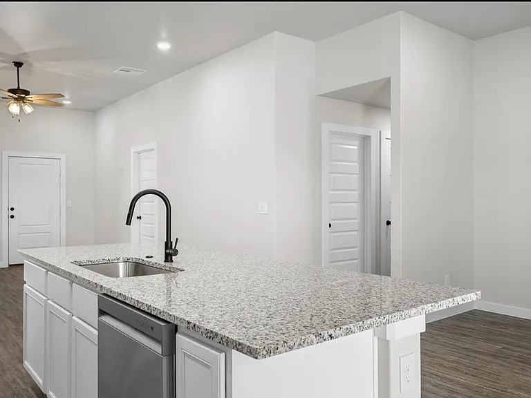 2123 Langford Ave — Photo 5