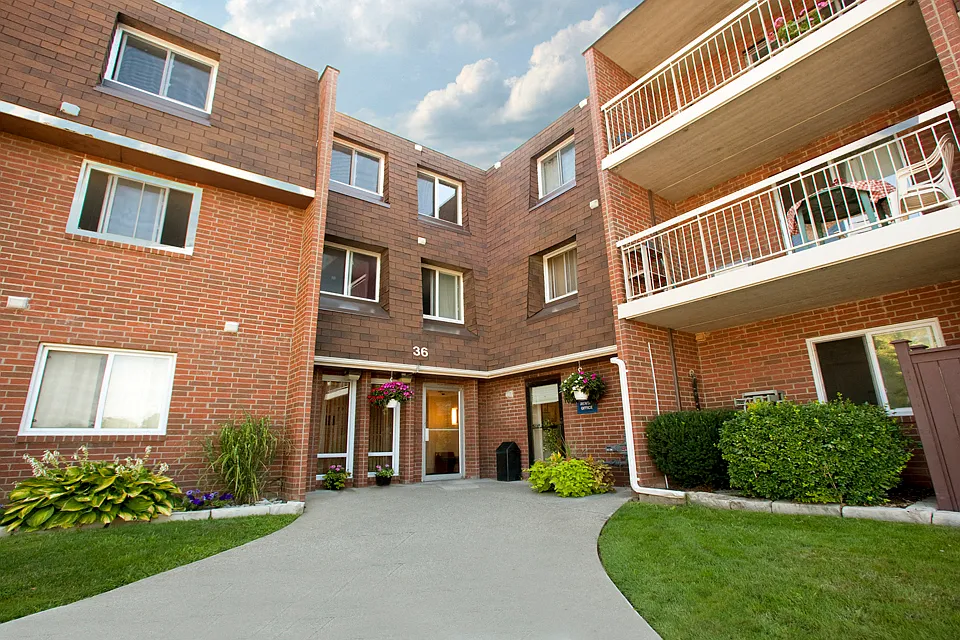 Linden Court — Photo 1