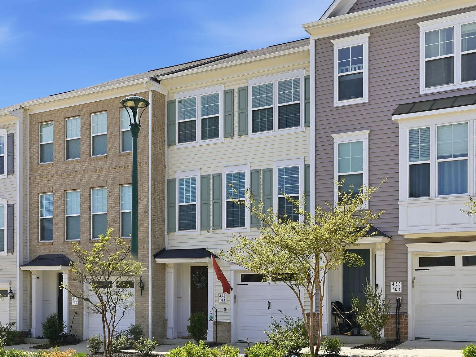 3 bed, 3.5 bath, 2204 sqft, $3,100 — Photo 2
