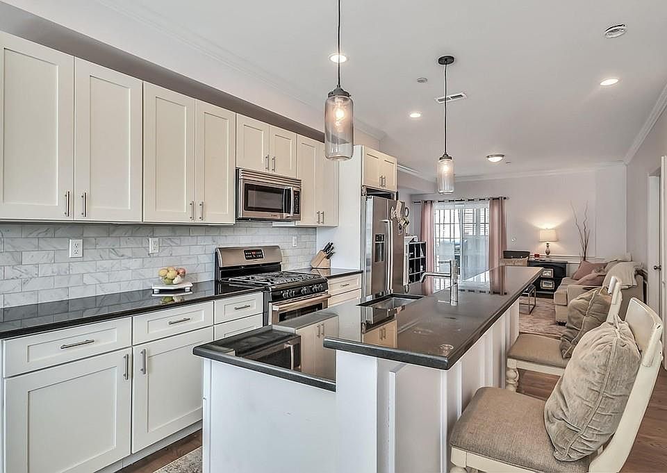 1st image of 182 Gold St #4