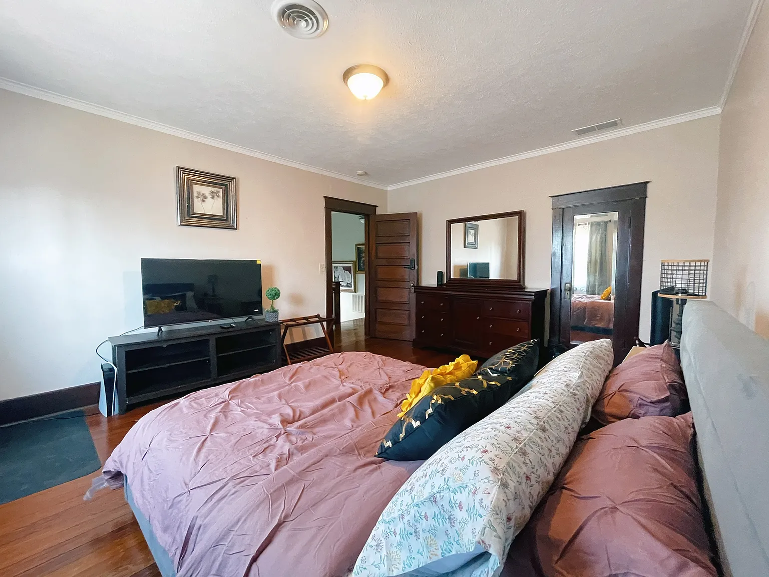 319 E Walnut St — Photo 1