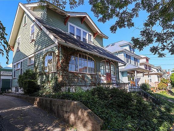 4th image of 560 Davis Ave