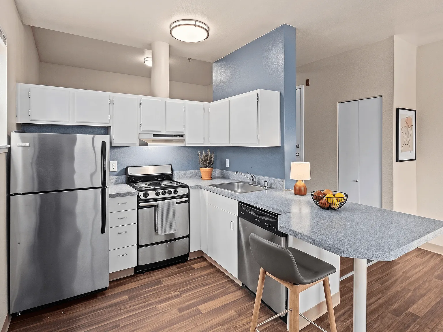 Ellis Court Apartments — Photo 1