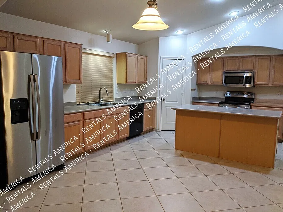 Spacious single story home! — Photo 1
