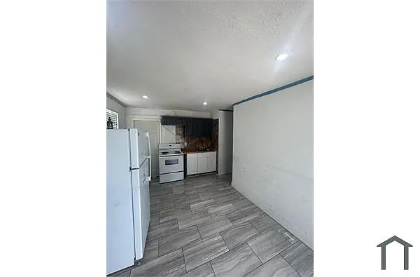 Building Photo - 529 W Lucy St #3