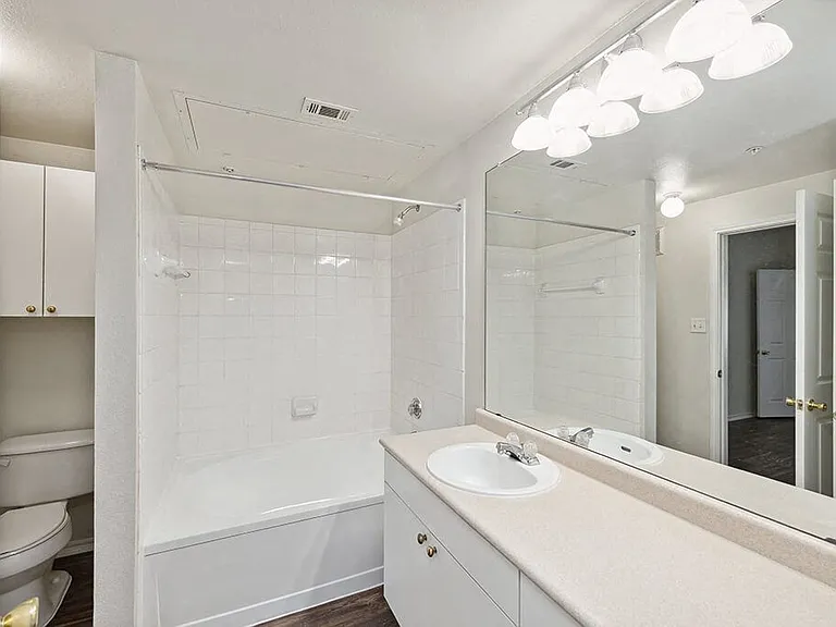 Tivoli Apartments — Photo 10