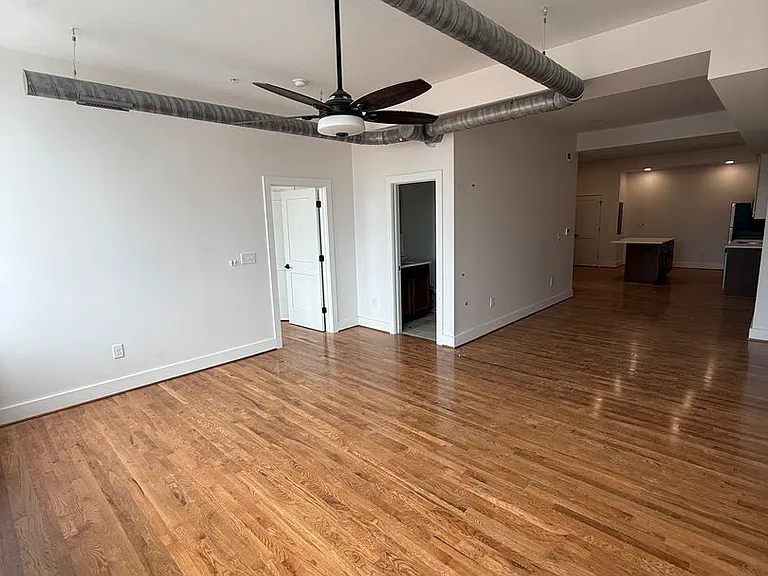 2033 W Broad St — Photo 18