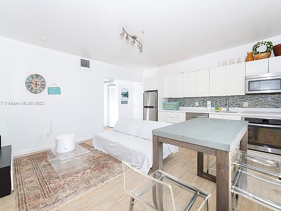 5th image of 1611 Meridian Ave APT 101