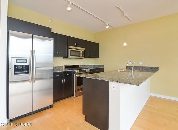 4th image of 860 W Blackhawk St #2004