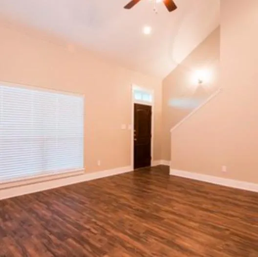 4 bed, 4.5 bath, 1954 sqft, $3,600 — Photo 2