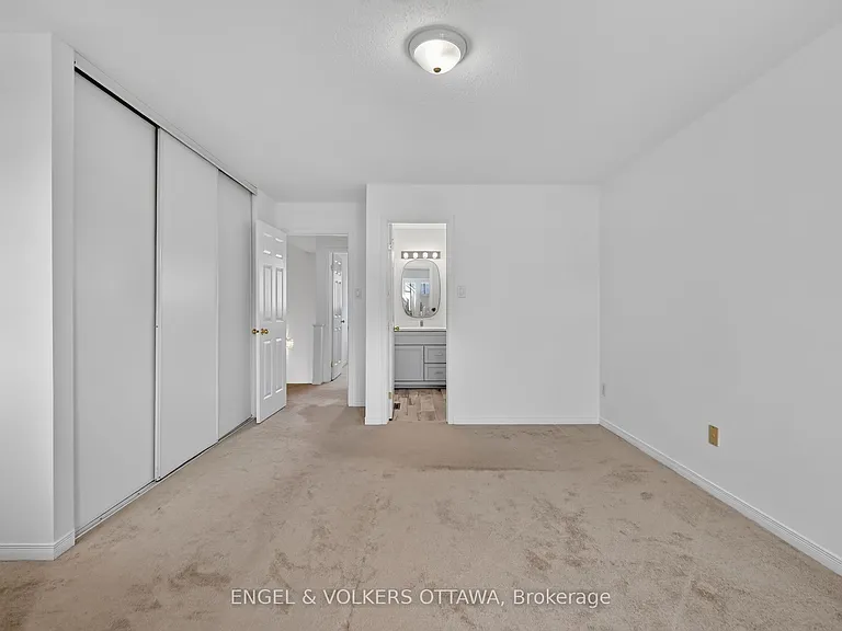 104 Manhattan Cres — Photo 12