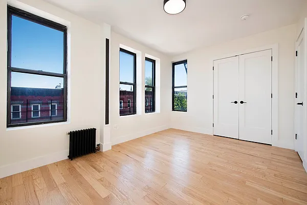 Rented by Max Apt LLC | media 18