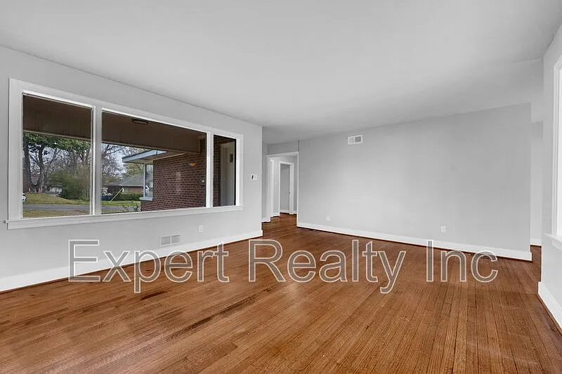 3 bed, 1.0 bath, 1284 sqft, $1,250 — Photo 2