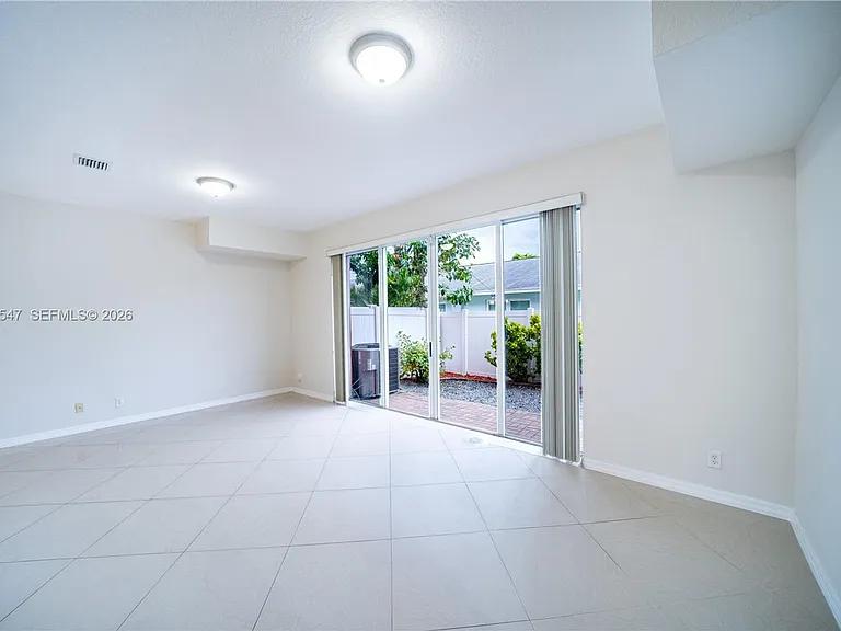 5327 SW 40th Ave — Photo 8
