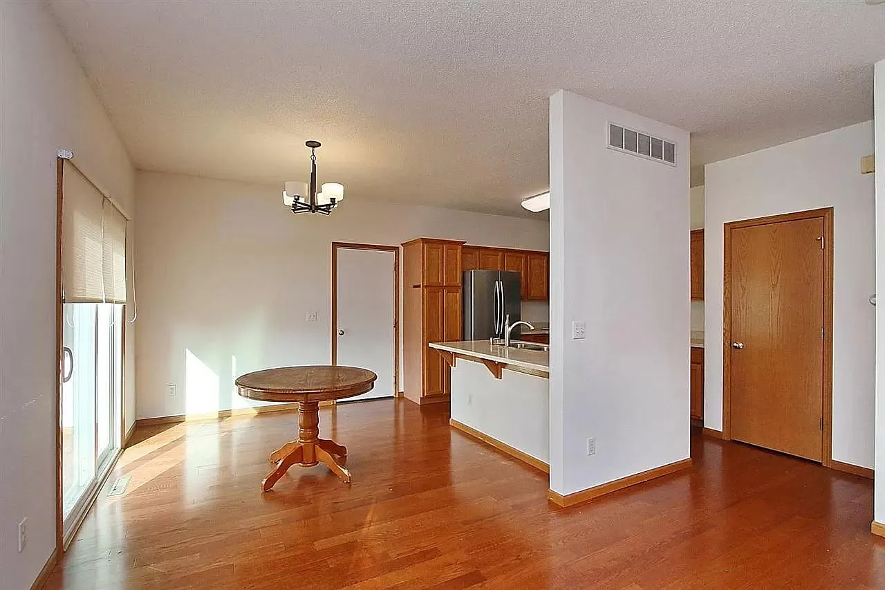 2820 Irving Ave — Photo 3