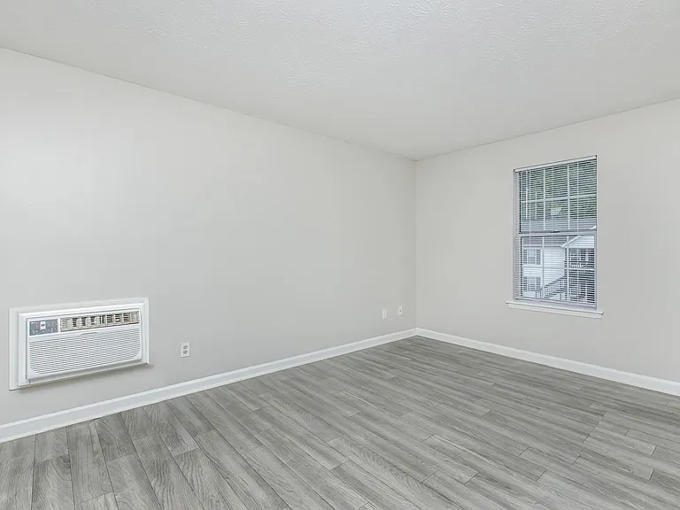 Cross Creek Apartments — Photo 16