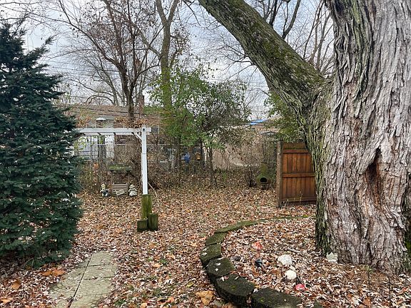 4th image of 70 E Greenbriar Ave