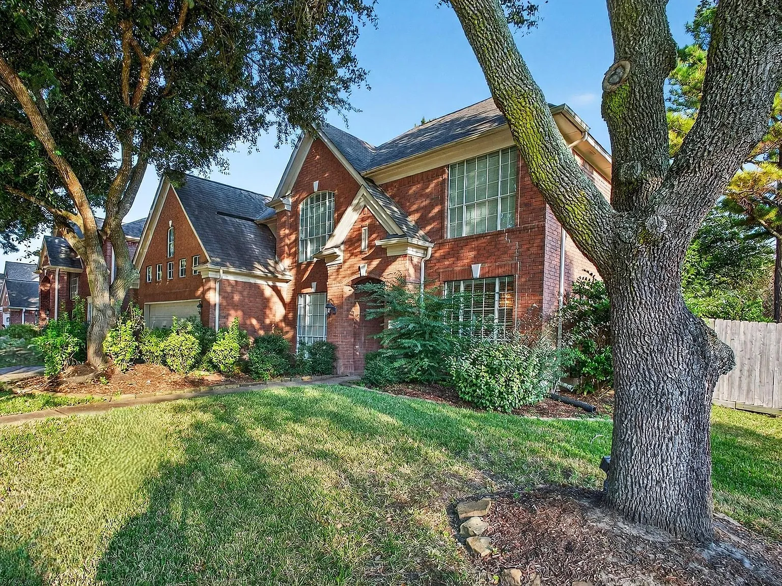 4 bed, 3.5 bath, 2851 sqft, $2,500 — Photo 2