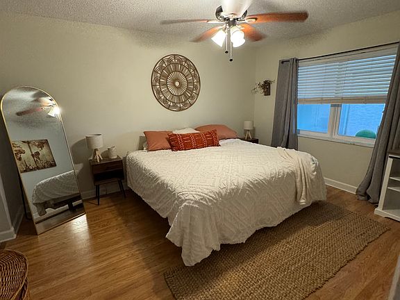 Master bedroom, queen size bed