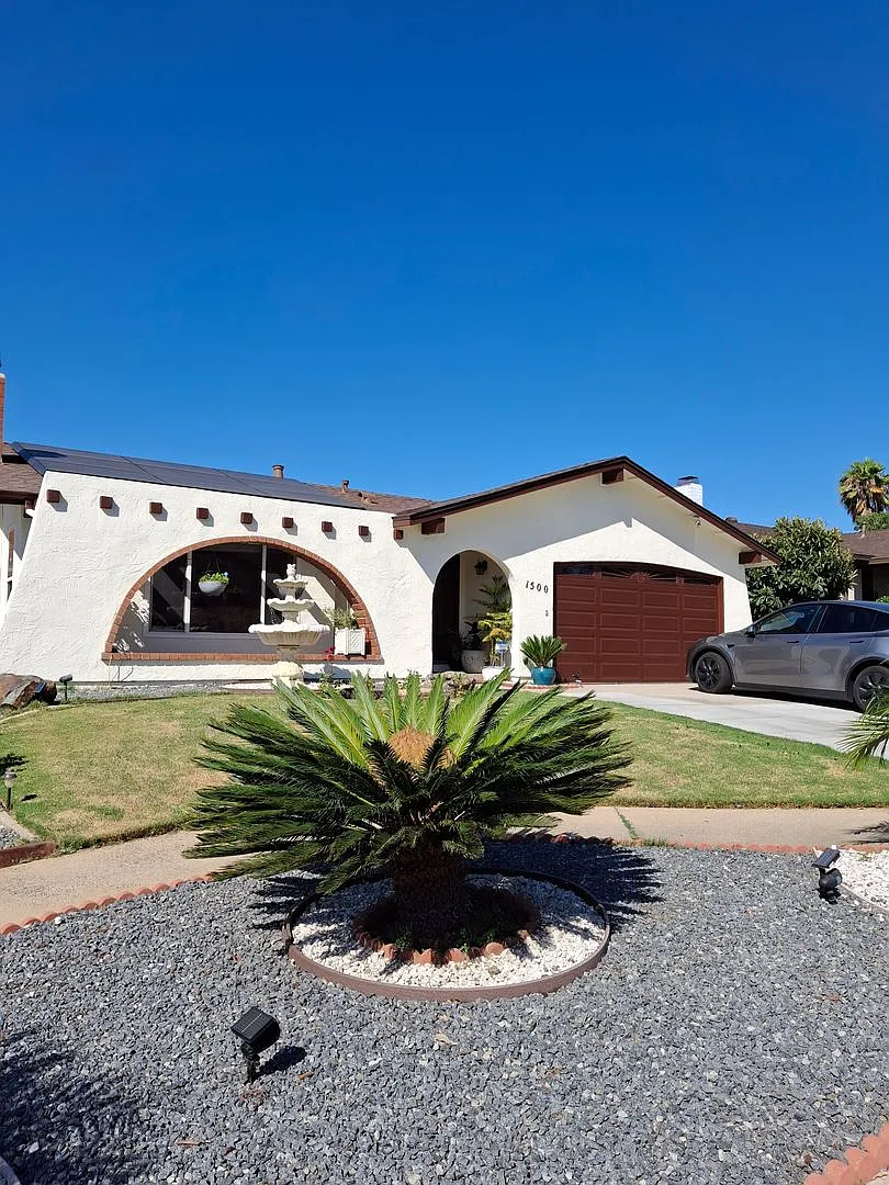 Beautiful 4-Bedroom Home With Central Ac And Solar! Must See — Photo 2