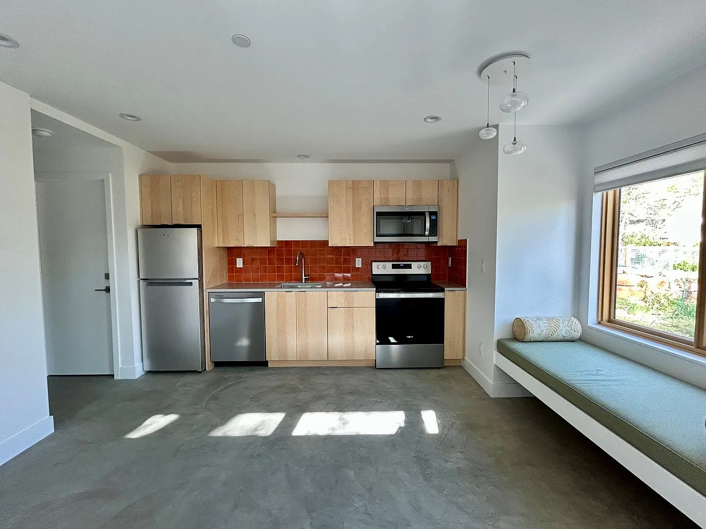 Modern 1BR Apt. (Built 2023), Walk to Downtown, Trails, Park & Grocery — Photo 3