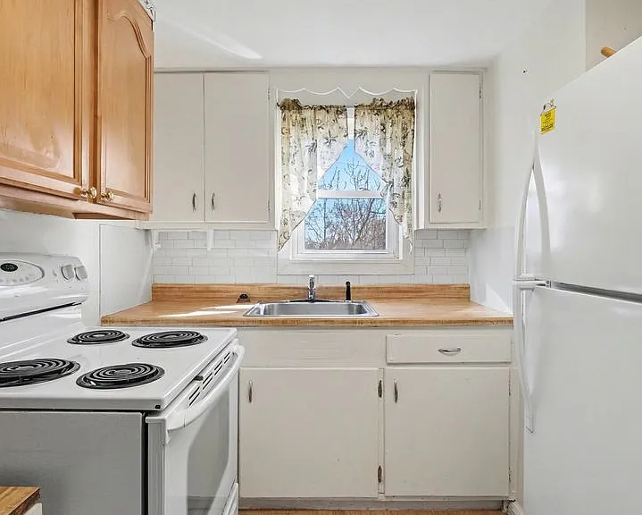 1163 W Reid Rd — Photo 3