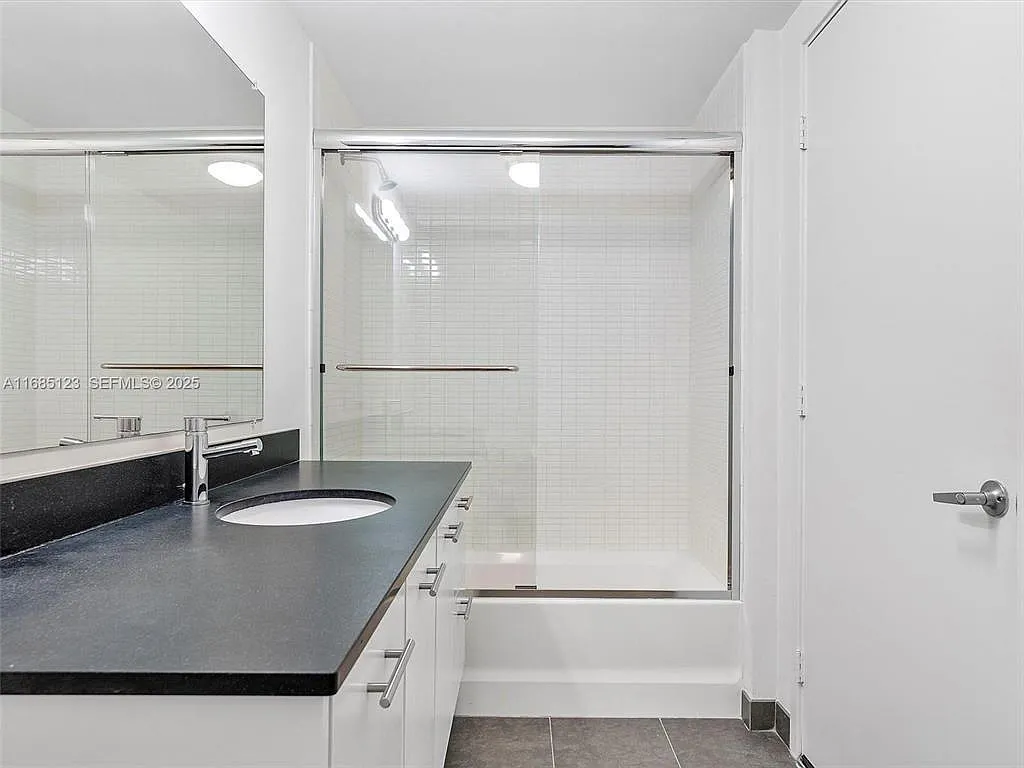 2 bed, 2.5 bath, 1954 sqft, $7,500 — Photo 3