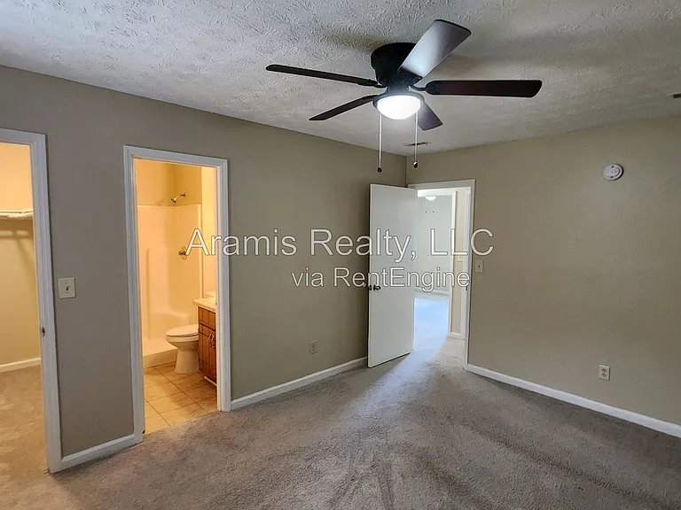 1050 Greendale Ln — Photo 5