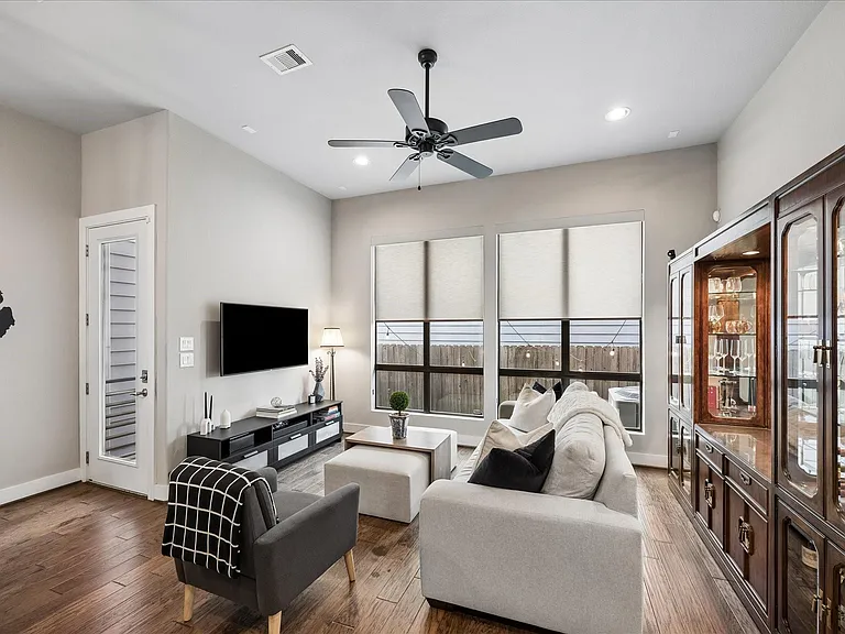 2410 Couch St — Photo 3
