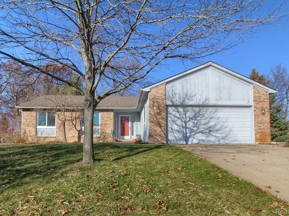 60436 Lamplighter Dr, New Hudson, MI 48165