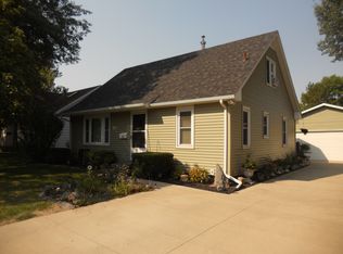 913 Hazel St, Pella, IA 50219