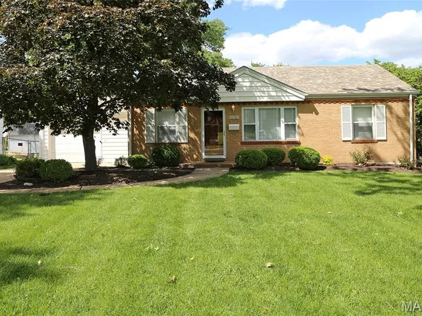 10501 Saint Michael Ln, Saint Ann, MO 63074