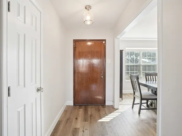 1719 Mayflower Dr, Carrollton, TX 75007