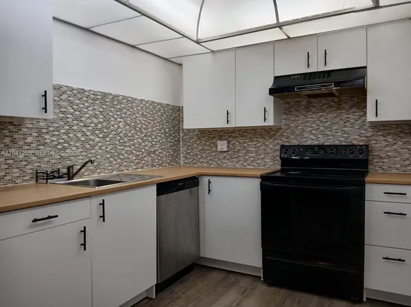 1300 Saint Charles Pl, Hollywood, FL