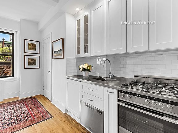 2nd image of 157 E 72nd St APT 3C