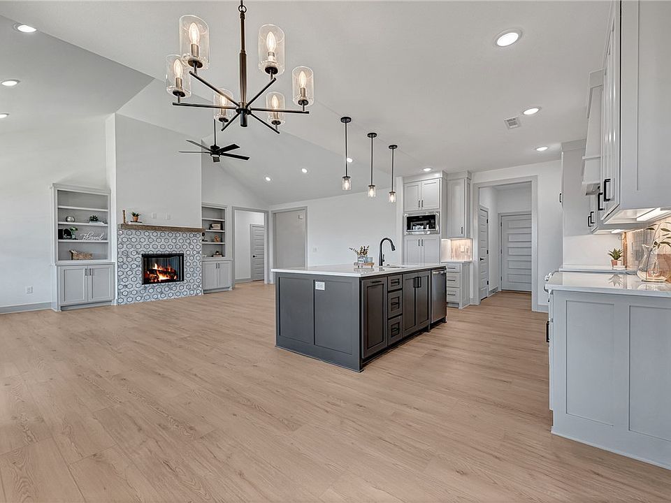 1st image of 8 Pinehurst Dr